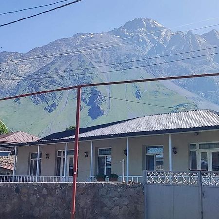 Lela Rezo Guesthouse Kazbegi Exterior foto