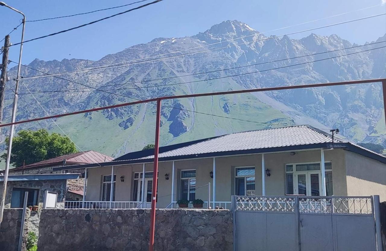 Lela Rezo Guesthouse Kazbegi Exterior foto
